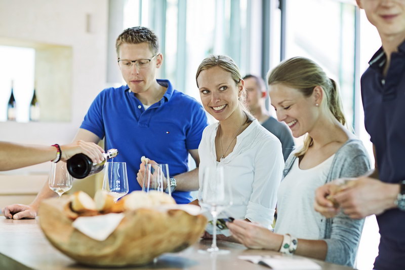 Picie białego wina Rieslinga w restauracji